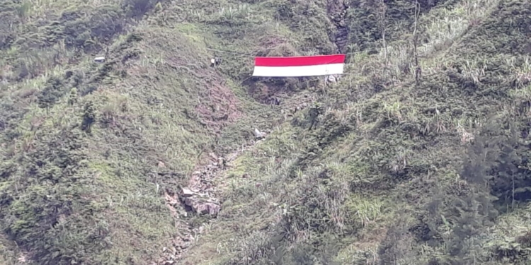 Merah Putih Raksasa Berkibar di 3 Kampung Mimika