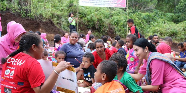 Peringati HKGB ke -66 Bhayangkari Polda Papua Ajar Mama dan Anak Papua Membaca