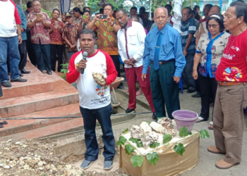 Plt Bupati Biak Numfor, Herry Aryo Naap, S.si., M. Pd. Saat akan meletakan Batu pertama pembangunan Gereja GPdI Mawar Saron
