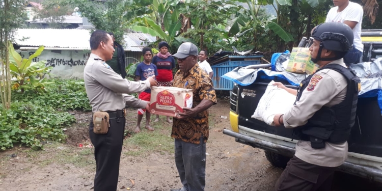 Sambut HUT RI Polres Tolikara Berbagi Kasih dengan Warga