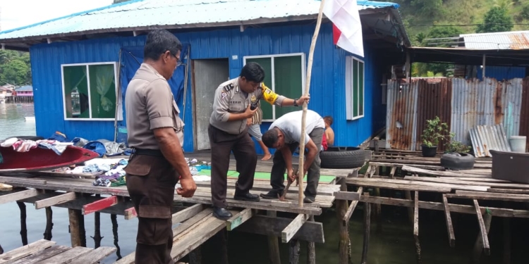 Sambut HUT RI, Polresta Jayapura Bagikan Bendera Merah Putih
