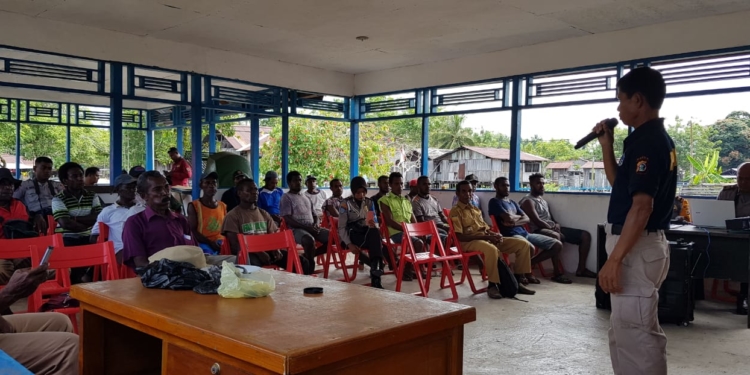 Sosialisasikan Bahaya Narkoba, Polres Sarmi Sambangi Kampung Takar