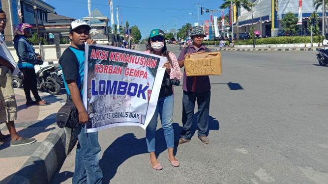 Komunitas Jurnalis Biak saat melakukan penggalangan dana peduli Lombok di jalan Imam bonjol Biak