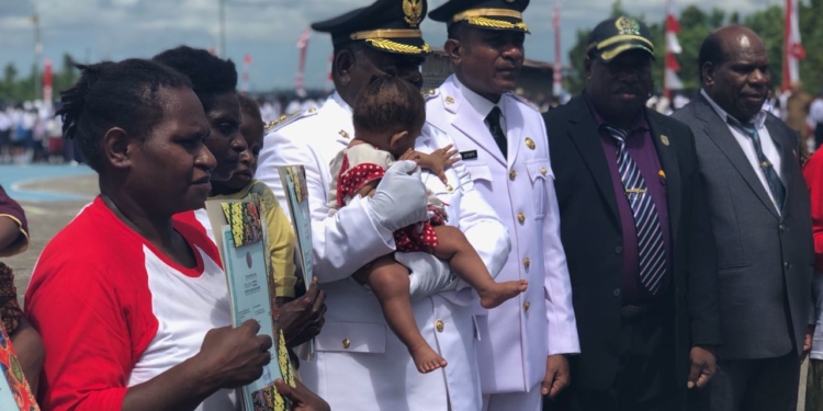 HUT RI ke – 73 di Asmat, Bupati Bagikan 9.125 Akte Lahir