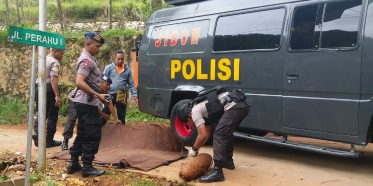 Polisi Temukan Bom Aktif di Padang Bulan