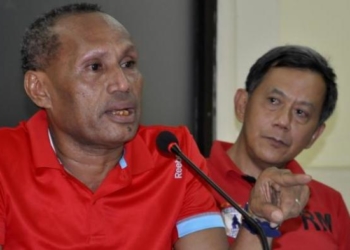 ketua umum persipura,Benhur Tomi Mano saat memberikan keterangan
