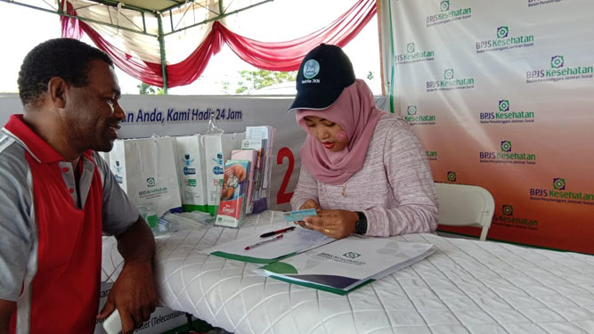 Salah satu peserta JKN KIS saat berkunjung di stand BPJS Kesehatan di Festival BMW