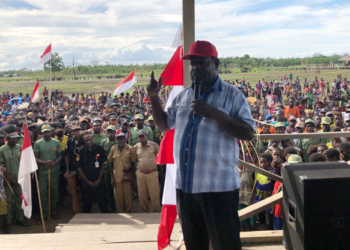 Bupati Kabupaten Asmat, Elisa Kambu saat berbicara di hadapan masyarakat enam kampung di Distrik Der Kamur / Istimewa