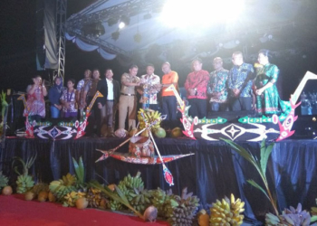 Walikota Jayapura, Benhur Tomi Mano bersama Wakil Walikota Jayapura, Rustam Saru saat menutup Festival Teluk Humboldt X / Djaps