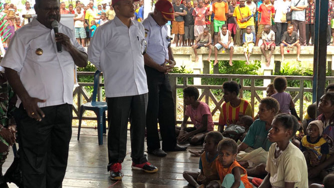 Bupati Kabupaten Asmat, Elisa Kambu saat memberikan sambutan di hadapan para warga / Istimewa