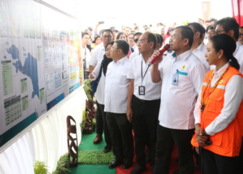 Menteri BUMN Rini M Soemarno saat meninjau Infrastruktur kelistrikan di Kota Jayapura