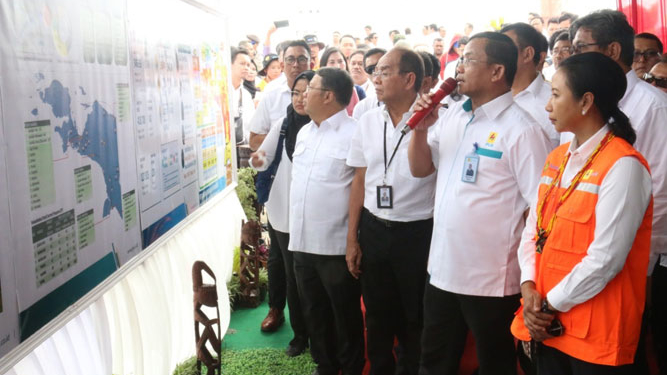 Menteri BUMN Rini M Soemarno saat meninjau Infrastruktur kelistrikan di Kota Jayapura