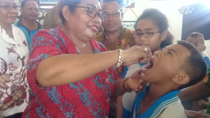 Kepala Dinas Kesehatan Kabupaten Biak Numfor, dr Daisy Urbinas saat melakukan proses Imunisasi kepada salah satu siswa