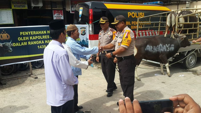 Kapolres Jayapura Kota, AKBP Gustav Urbinas saat menyerahkan hewan kurban kepada salah satu penerima / Djaps