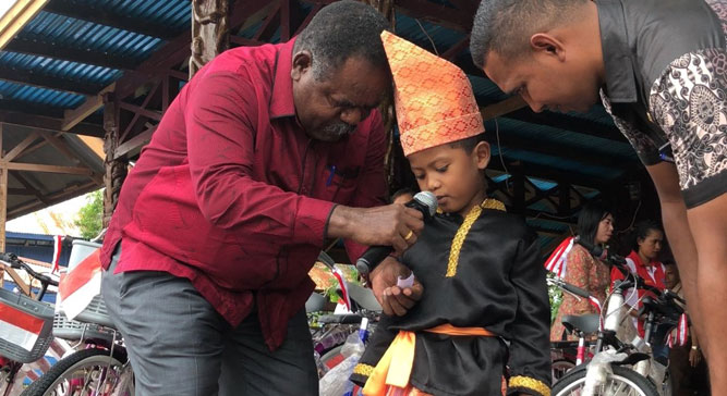 Bupati Asmat, Elisa Kambu saat bersama salah satu bocah yang mengikuti kegiatan lomba HUT RI ke-73 di Kabupaten Asmat