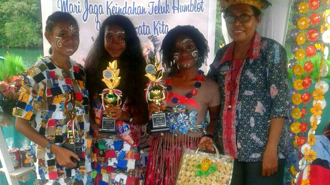 Lomba Fashion Show Busana Sampah Daur Ulang di FTH – X