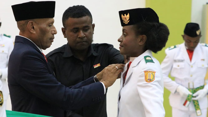 Walikota Jayapura saat memasang PIN kepada Komandan PASKIBRA