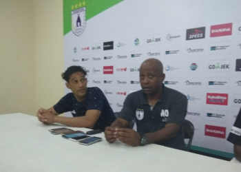Pelatih Persipura, Amilton Silva de Olivera bersama Addison Alves saat memberikan keterangan pers usai laga / Djaps