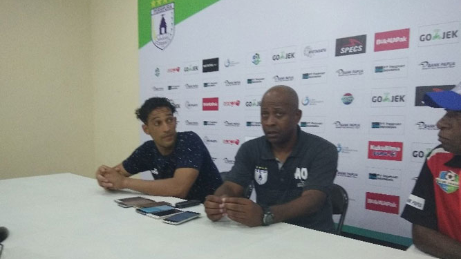 Pelatih Persipura, Amilton Silva de Olivera bersama Addison Alves saat memberikan keterangan pers usai laga / Djaps