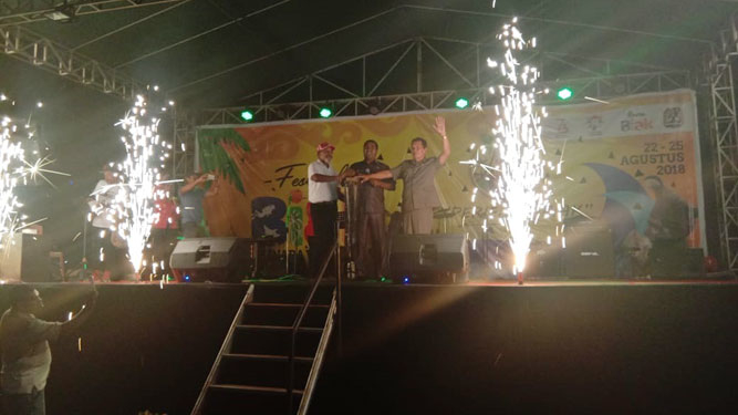 Penabuhan tifa tanda di tutupnya Festival Biak Munara Wampasi ke-VI