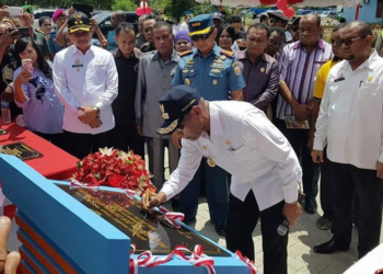 Walikota Jayapura saat meresmikan Pasar Rakyat Entrop