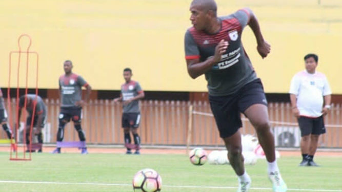 ek Persipura asal Brasil, Marcio Nascimento Rosario yang diplot sebagai gelandang bertahan saat timnya kontra Sriwijaya FC, kemarin / Galery Persipura