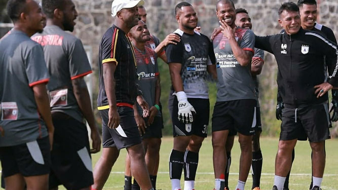 Pelatih Persipura, Amilton Silva de Olivera saat memimpin timnya latihan / Media Officer