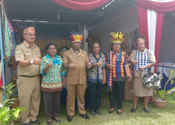 Foto bersama di salah satu Stan Pameran mama papua