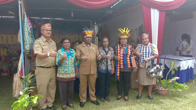 Foto bersama di salah satu Stan Pameran mama papua