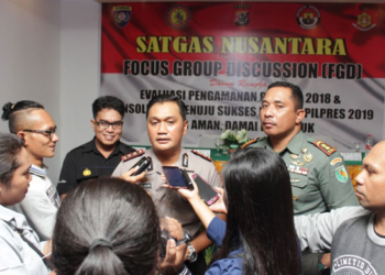 Kapolres Biak Numfor Kapolres Biak Numfor AKBP Rachmad Amsory SIK di dampingi Dandim 1708 Biak Numfor Letkol Inf D. C Soumokil, saat di Wawancarai Awak Media