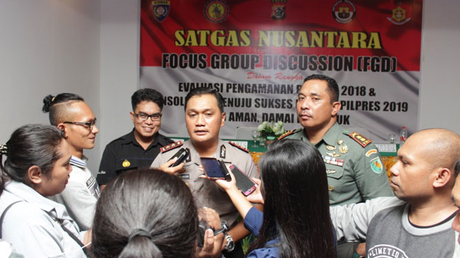 Kapolres Biak Numfor Kapolres Biak Numfor AKBP Rachmad Amsory SIK di dampingi Dandim 1708 Biak Numfor Letkol Inf D. C Soumokil, saat di Wawancarai Awak Media