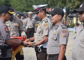 Loyalitas Tanpa Batas, 4 Personil Polres Paniai Terima Piagam Penghargaan