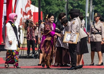 Membanggakan, Polwan Asal Papua Terima Pin Emas dari Ibu Negara Iriana Joko Widodo