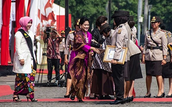 Membanggakan, Polwan Asal Papua Terima Pin Emas dari Ibu Negara Iriana Joko Widodo