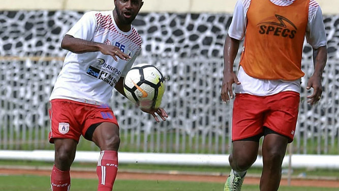 Nampak Boaz Salossa dan Marcio Rosario Nascimento tengah berlatih di Stadion Mandala / Media Officer