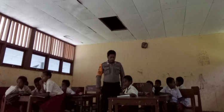 Program “ Polisi Pi Ajar “ Menjangkau Hingga Daerah Perbatasan RI – PNG