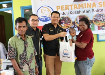 Kunjungi Kampung Buton, Pertamina Serahkan Bantuan Kesehatan