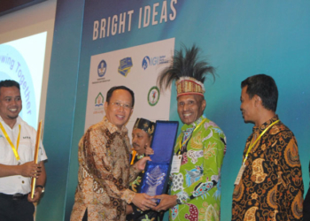 Penyerahan penghargaan kepada Walikota BTM di Jakarta Convention Centre