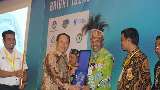 Penyerahan penghargaan kepada Walikota BTM di Jakarta Convention Centre