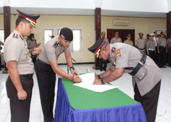penandatanganan berita acara serah terima jabatan oleh Wakapolres Biak Numfor yang baru