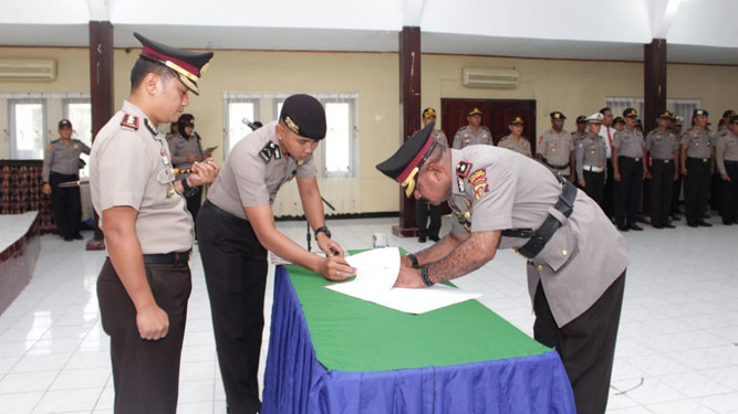 penandatanganan berita acara serah terima jabatan oleh Wakapolres Biak Numfor yang baru