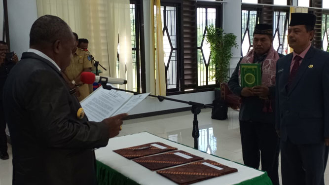 Bupati Dorinus Dasinapa saat melantik plt sekda mambraya