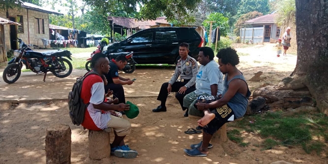 Kapolsek Sentani Kota Bersama Warga Kampung Piramid