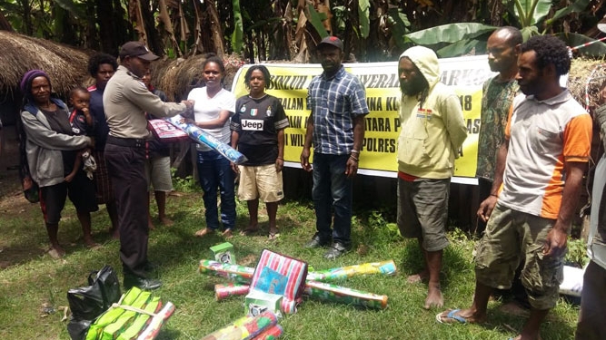 Anggota Polri bersama masyarakyat kampung