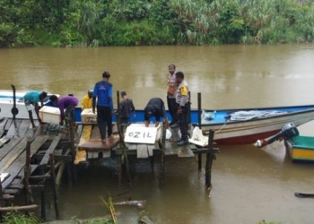 Anggota Polsek Mimika Timur di Pelabuhan Incubator