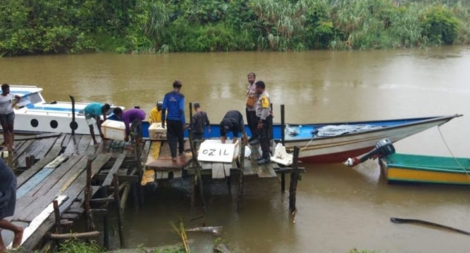 Anggota Polsek Mimika Timur di Pelabuhan Incubator