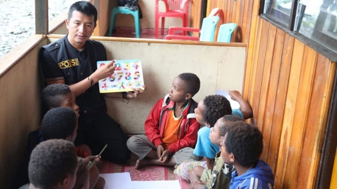 Anggota Satgas Noken Saat Mengajar di Pedalaman Papua