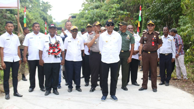 Wali kota,Dr.Benhur Tomi Mano,MM dan rombongan saat tiba di kampung Mosso