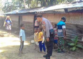 Bhabinkantibmas Wamena Kota berdiskusi dengan warga binaan