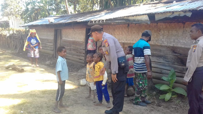 Bhabinkantibmas Wamena Kota berdiskusi dengan warga binaan